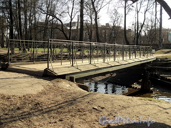 Мост через протоку в Лопухинском саду. Фото апрель 2011 г.