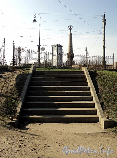 Гранитные ступени, ведущие в Лопухинский сад, со стороны Каменноостровского моста. Фото апрель 2011 г.