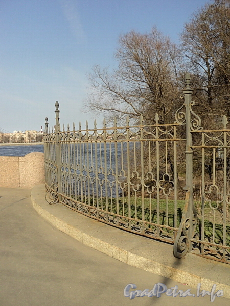 Фрагмент ограды Лопухинского сада со стороны Каменноостровского моста. Фото апрель 2011 г.