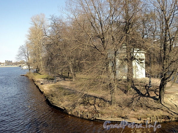 Лопухинский сад. Вид от Каменноостровского моста. Фото апрель 2011 г.