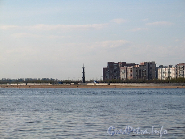 Вид на пляж парка 300-летия Петербурга от Крестовского острова. Фото май 2011 г.