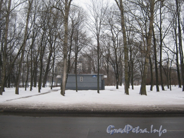 Парк «Новознаменка». Общественный туалет напротив запретной зоны Университета МВД.