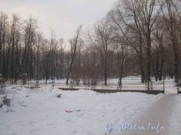 Фрагмент ограды Митрополичьего сада со стороны дома 13 по наб. Обводного канала. Фото февраль 2012 г.