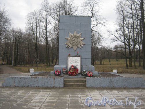 Стелла с Орденом Великой Отечественной Войны в парке Новознаменка. Фото апрель 2012 г.