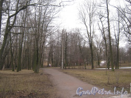 Парк «Новознаменка». Тропинка в сторону ул. Тамбасова в парке. Фото апрель 2012 г.