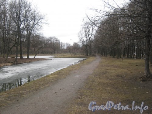 Парк «Новознаменка». Канал в парке. Фото апрель 2012 г.