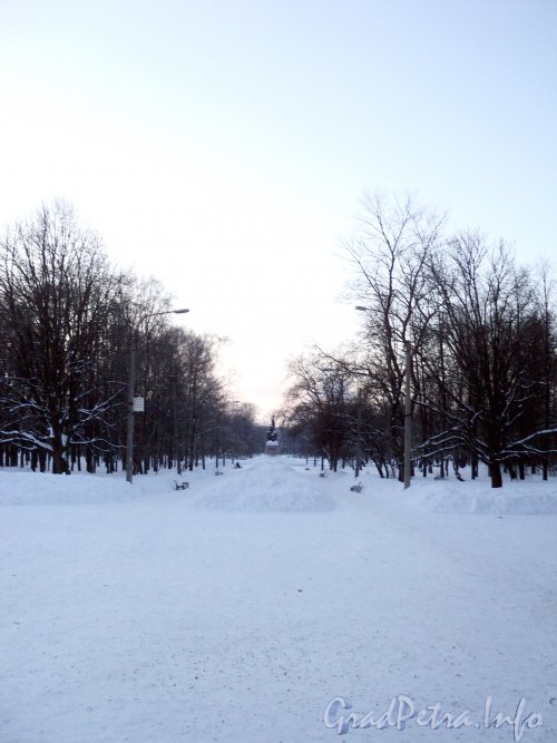 Парк Екатерингоф. Аллея от Сутугина моста к памятнику героям Краснодона. Фото февраль 2011 года.