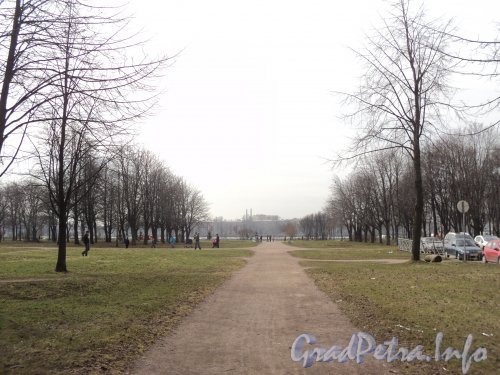Главная аллея Заневского парка в створе Рижской улицы. Фото апрель 2011 г.