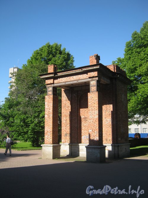 Триумфальные ворота в парке 9 января со стороны пл. Кирова. Фото 13 июня 2012 г.