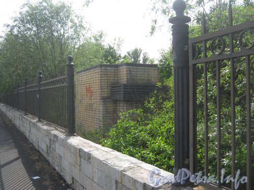 Туалет возле ограды в парке 9-января. Фото 29 мая 2012 г. с ул. Маршала Говорова.