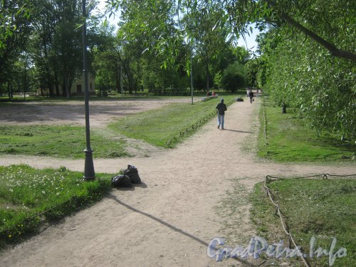 Сад 9-января. Дорожка в саду от главного входа с ул. Маршала Говорова. Фото 29 мая 2012 г.