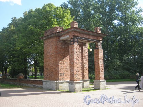 Сад 9-го января. Триумфальные ворота со стороны Кировской пл. Фото 21 сентября 2012 г.