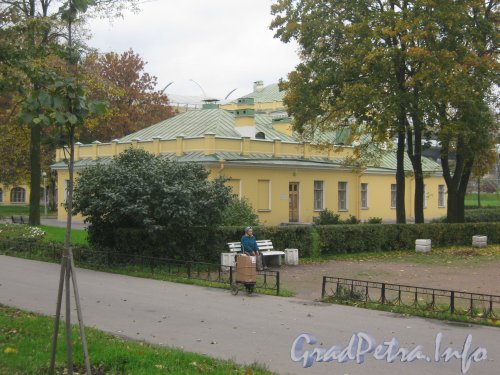Парк «Кирьяново» и усадьба «Кирьяново». Вид с пр. Стачек. Фото 5 октября 2012 г.