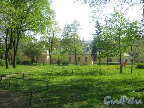 Парк (сад) Кирьяново. Вид в сторону дачи княгини Екатерины Дашковой (пр. Стачек, дом 45). Фото 18 мая 2013 г.