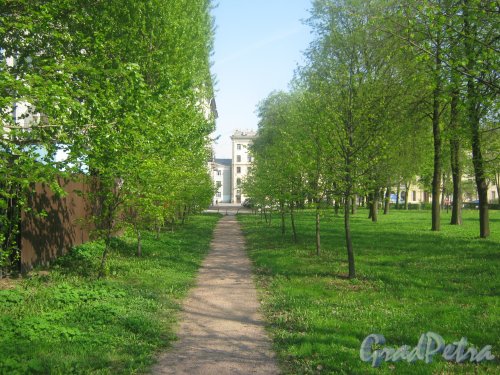 Парк (сад) Кирьяново. Вид в сторону пр. Стачек. Фото 18 мая 2013 г.