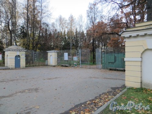 Вход в Государственный музей-заповедник «Павловск» со стороны Конюшенной улицы. Фото 13 октября 2013 г.