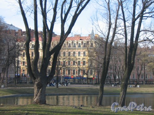 Вид на пруд и Садовую улицу со строны Дворца. Фото май 2013 г.

