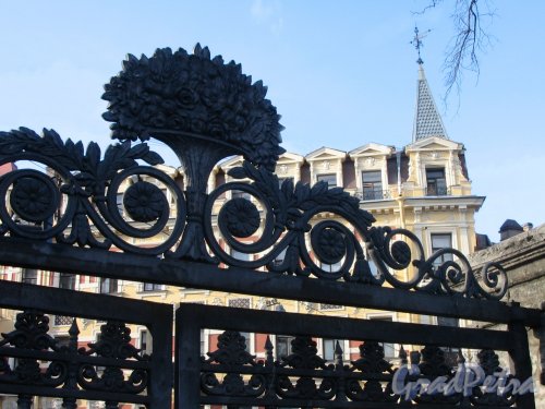 Юсуповский сад. Фрагмент Входных ворот. Фото май 2013 г.
