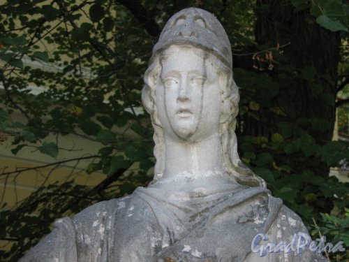 парк Павловский. Статуя у Дворца. Фото сентябрь 2005 г.