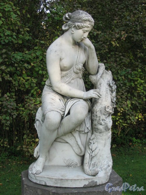 парк Павловский. Мраморная статуя Флоры у павидьона Вольер. Фото сентябрь 2005 г