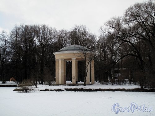 парк Екатерингоф.  Беседка на пруду от Памятника героям Краснодона. Фото апрель 2012 г.