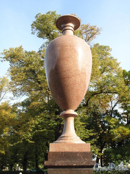 Летний сад. Порфировая (Эльфдаленская) ваза. Фото октябрь 2012 г. 