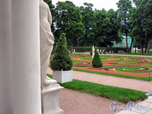 Екатерининский парк (г. Пушкин). Придворцовый регулярный сквер с крыльца Дворца. Фото август 2005 г.