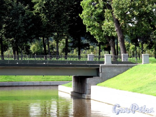Нижний парк (Стрельна). Восточный канал и мост. Фото август 2009 г.