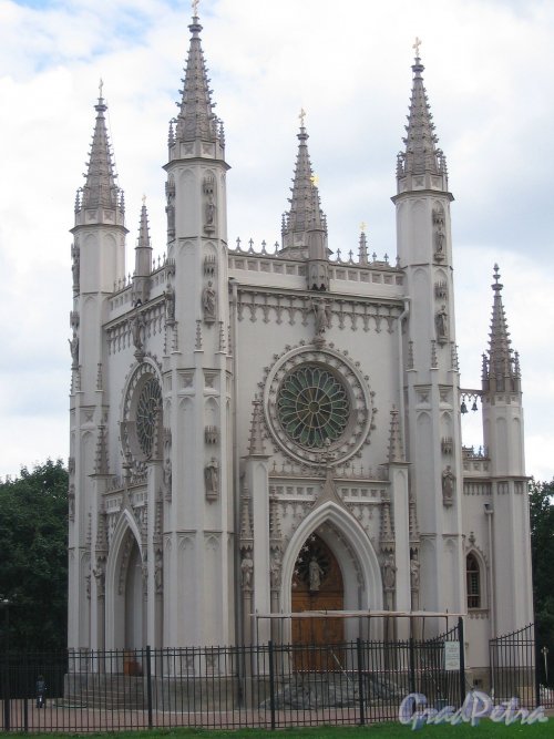 парк «Александрия». Церковь Александра Невского (Капелла). Общий вид. Фото сентябрь 2006 г.