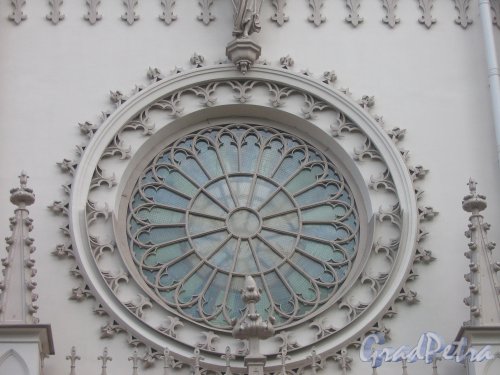 парк «Александрия». Церковь Александра Невского (Капелла). Роза. Фото сентябрь 2006 г.