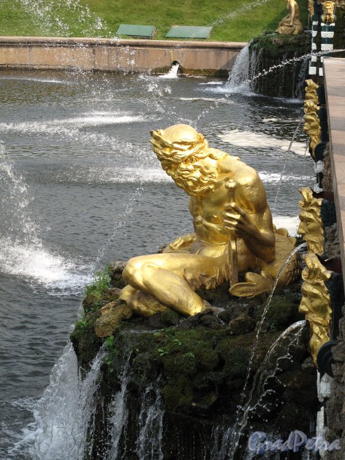 Нижний парк (Петергоф). Большой Каскад. Статуя "Река Волхов". Фото август 2010 г.