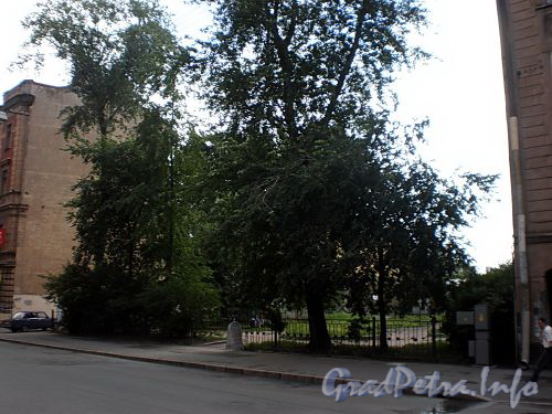 Сквер между домами 4 и 8 по Курляндской улице. Фото июль 2009 г.