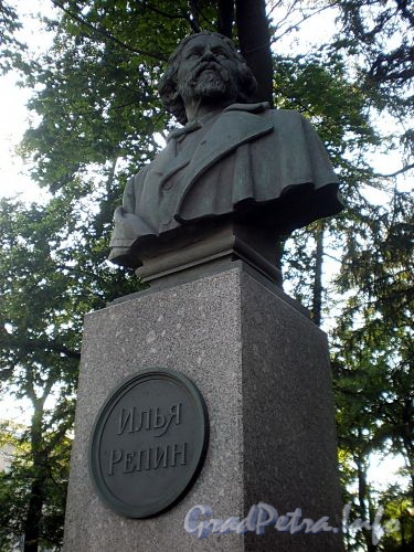 Памятник И.Е.Репину в Румянцевском саду. Фото июль 2009 г.