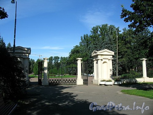 Василеостровский сад. Центральный вход. Фото сентябрь 2009 г.