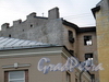 Дегтярный пер., д. 26. Фрагмент фасада аварийного флигеля. Вид от дома 57 по Кирочной улице. Фото сентябрь 2010 г.