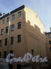 Дегтярный пер., д. 22, лит. В. Фрагмент фасада здания. Фото апрель 2009 г.