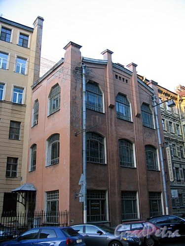 Волынский пер., д. 2 (правая часть). Здание бывшей типографии А. А. Суворина. Фасад здания. Фото октябрь 2009 г.