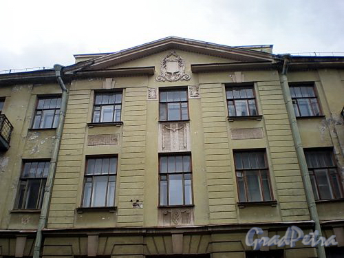 Дегтярный пер., д. 3, лит. А. Фрагмент центральной части фасада. Фото сентябрь 2009 г.