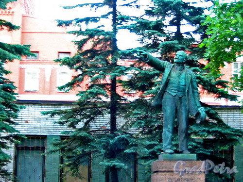 Памятник Ленину В.И. перед проходной Абразивного завода.