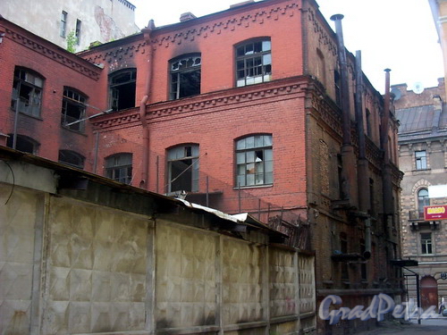 Фрагмент фасада дома со двора. Фото 2004 г.