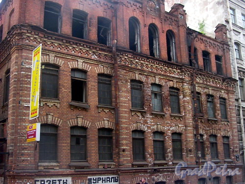 Фрагмент фасада дома со стороны Лиговского пер. Фото 2004 г.