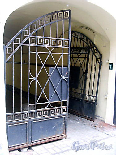 Ворота во внутренний двор дома