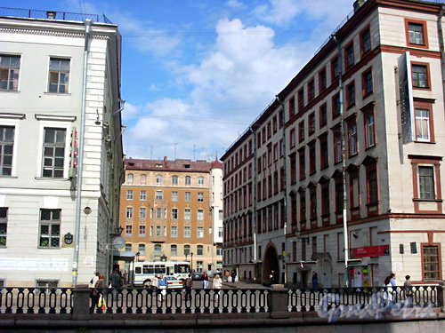 Перспектива Чебоксарского переулка от набережной канала Грибоедова в сторону Малой Конюшенной улицы. Фото июль 2004 г.