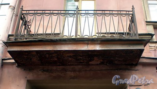 Манежный пер., д. 7 (левая часть). Решетка балкона. Фото март 2010 г.