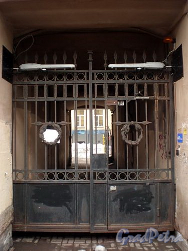 Манежный пер., д. 7 (левая часть). Решетка ворот. Фото март 2010 г.