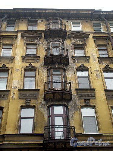 Манежный пер., д. 16. Доходный дом А. Г. Щербатова. Фрагмент фасада с балконами. Фото март 2010 г.