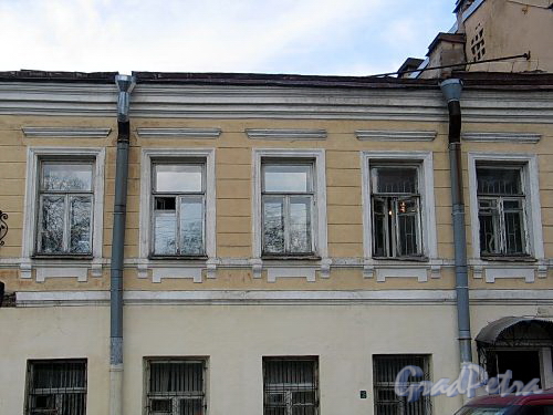 Батайский пер., д. 2 (правый корпус). Фрагмент фасада здания. Фото май 2010 г.