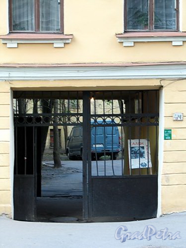Батайский пер., д. 4. Решетка ворот. Фото май 2010 г.