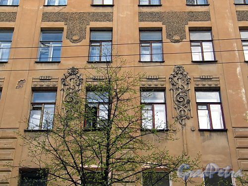 Дойников пер., д. 1-3. Фрагмент фасада. Фото май 2010 г.