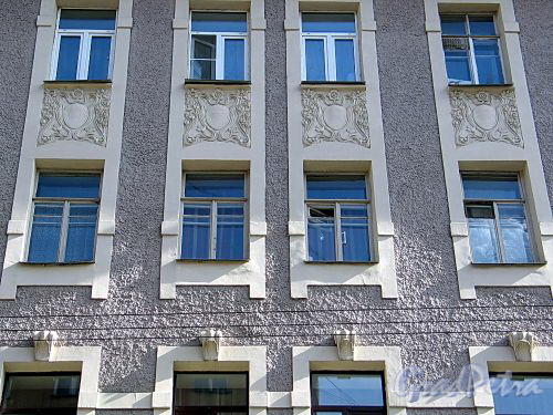 Дойников пер., д. 2. Фрагмент фасада здания. Фото май 2010 г.